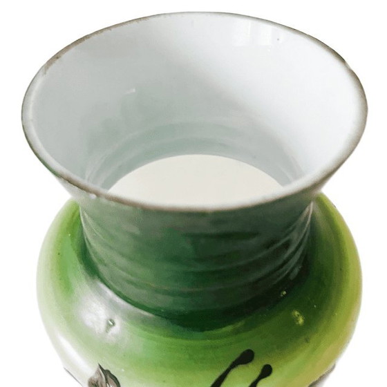 Image 1 of Antico vaso vittoriano in opalina con fiori verdi dipinti a mano, anni 1900