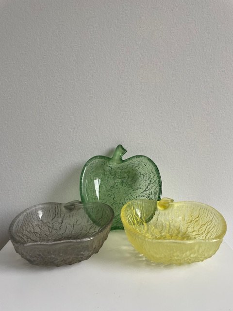 Image 1 of 3 X bols en verre vintage en forme de pomme de Covetro Italia