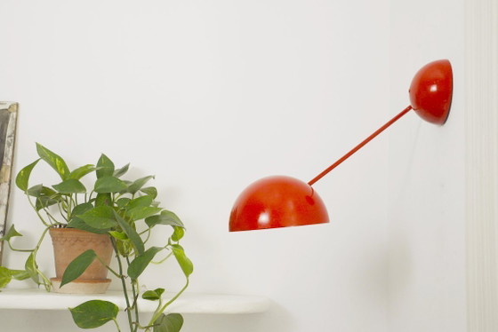 Image 1 of Vintage Italiaanse wandlamp, rode metalen wandlamp, mid-century modern, space age leeslamp