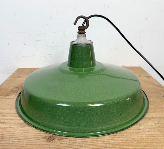 Image 1 of Industriële groene emaille fabriekshanglamp, jaren 60