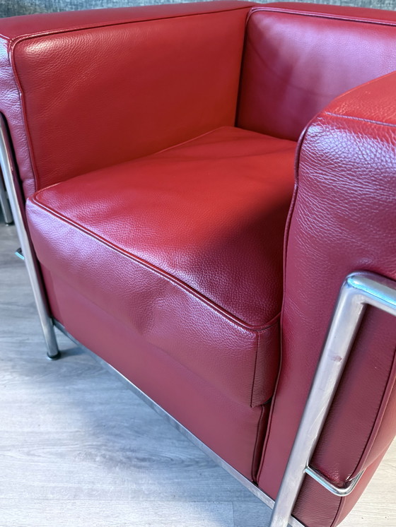 Image 1 of 2 vintage LC2 Le Corbusier stoelen in rood leer, Italië, jaren 80