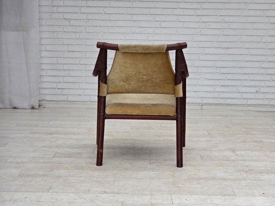 Image 1 of Jaren 80, een paar Scandinavische fauteuils, meubelbekleding van velours en bamboe.