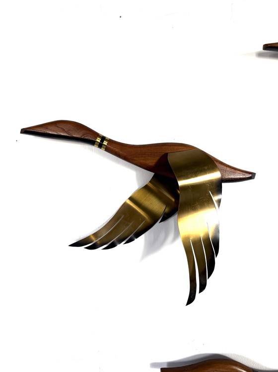 Image 1 of Vintage teak & messing vliegende eenden, jaren ‘60