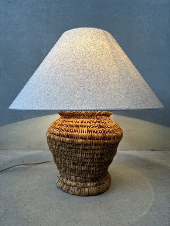 Image 1 of Lampe de table vintage - vieux pichet en rotin