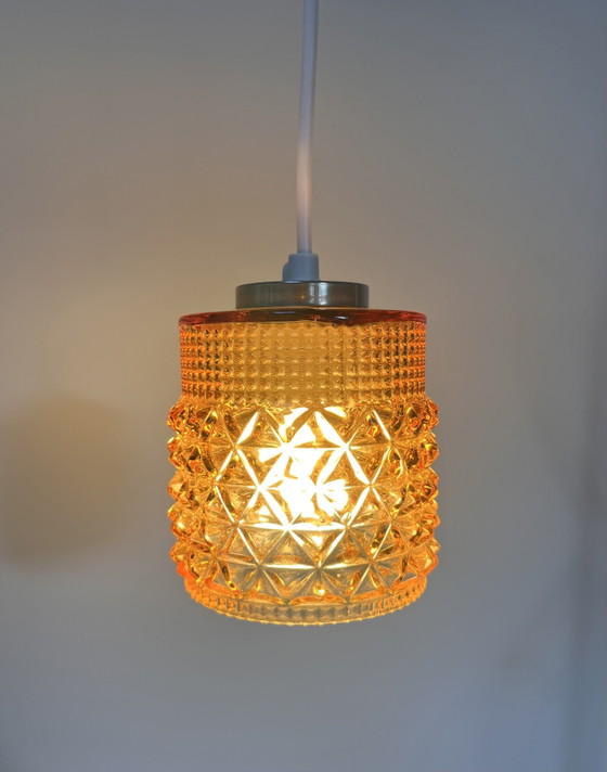 Suspension vintage Mid-Century en verre pressé ambré – Années 1960/70 – Glass (photo 5 of 9)
