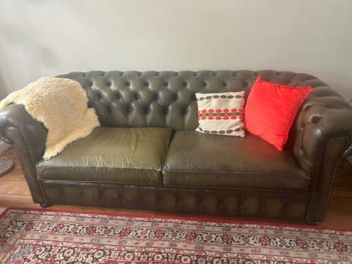 Beautiful Spacious Green Leather Chesterfield 2-Seater – 200 Cm – 2 zitsbanken