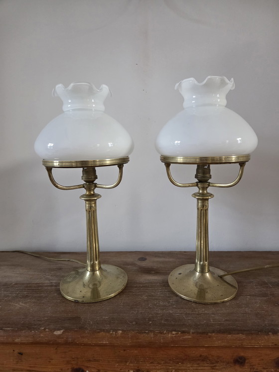 Image 1 of Paire de lampes anciennes en opaline et laiton