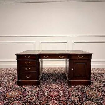 Klassischer englischer Partnerschreibtisch grünes Leder, Holz, Chesterfield (Foto 3 von 20)