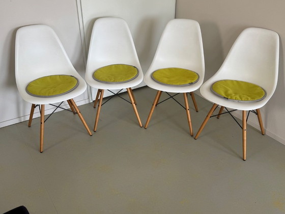 Image 1 of 4x Vitra eames dsw stoelen met seat dots kussens