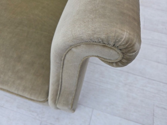 Image 1 of Divano a 3 posti danese degli anni '60, in velluto verde chiaro.