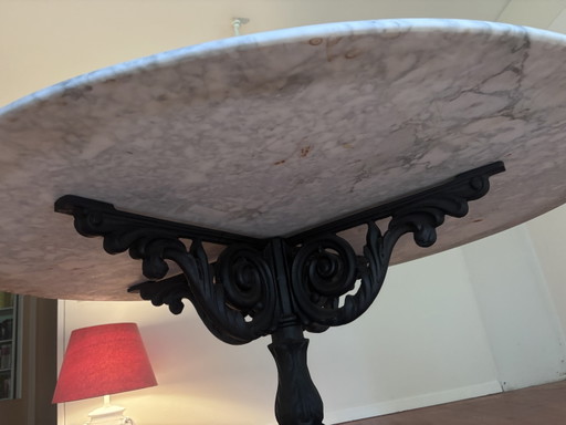 Ronde eettafel marmer met gietijzeren voet