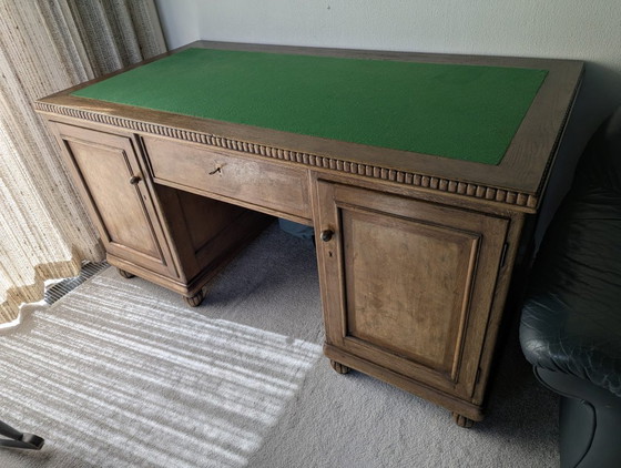 Image 1 of Klassischer Holzschreibtisch