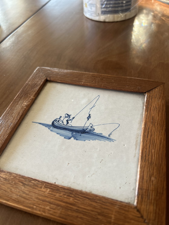 Image 1 of Set van 2 Antieke Delftse Tegels (18e Eeuw) - Visser & Zeilschip - Ingelijst