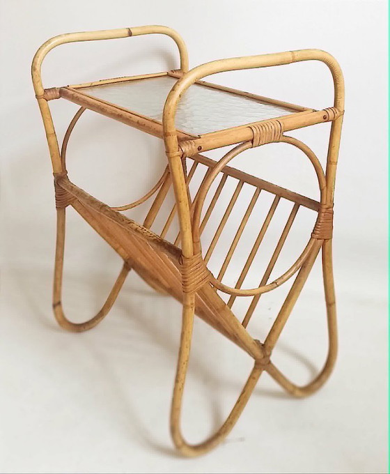Image 1 of Table d'appoint et porte journaux Rotin Années 60