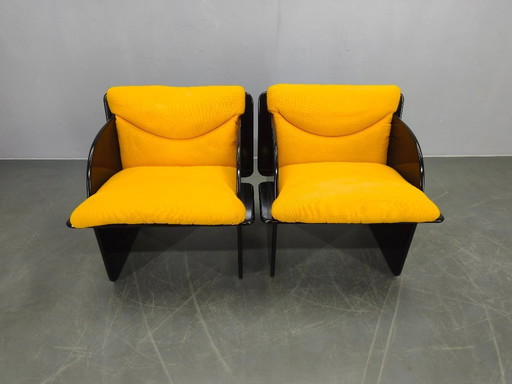 Par de sillones italianos de estilo era espacial, lacados en negro, década de 1970.