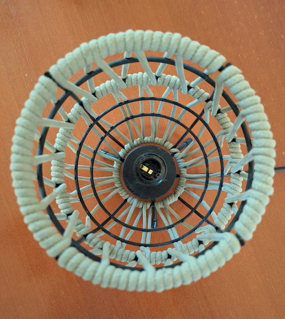 Image 1 of Lampada da tavolo, Rivisitazione, lampada da tavolo a corda, unica, in metallo a 5 anelli