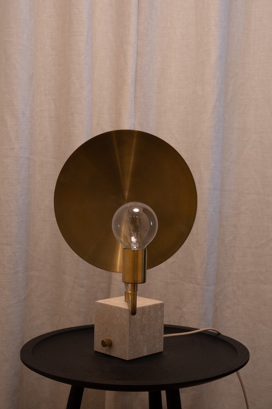WORKSTEAD HELIOS Lampada da tavolo in travertino e ottone, Lampade da tavolo, Beige, Modern (foto 3 di 5)