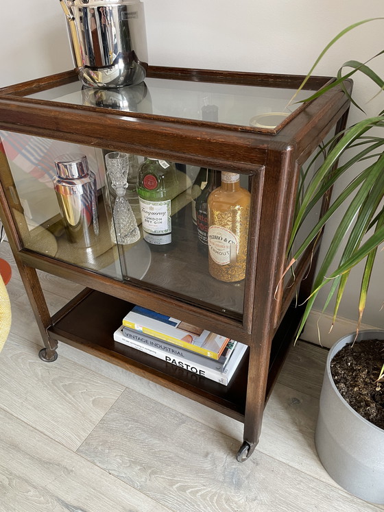 Image 1 of Eikenhouten kast uit het midden van de vorige eeuw met schuifdeuren van glas op wielen (vitrinekast / cocktailkast)