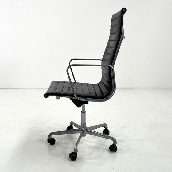 Silla de escritorio Eames EA119 de cuero, diseñada por Charles y Ray Eames para ICF, década de 1970. (photo 5 of 10)