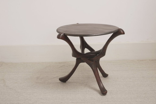Vintage handgesneden ronde tafel van hardhout in Afrikaanse stijl, sculpturaal, inklapbaar bijzettafeltje