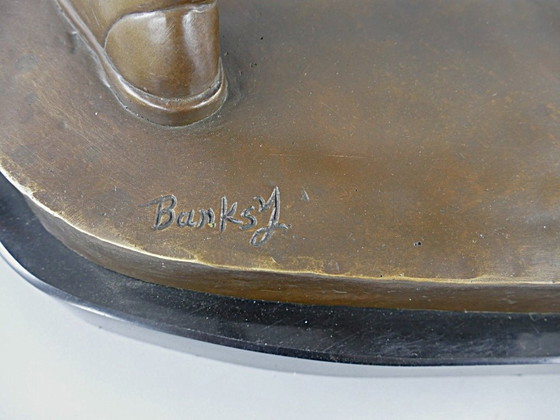 Image 1 of Statua in bronzo di Banksy lanciatore di fiori, modello piccolo