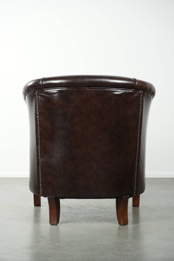 Image 1 of Donkere rundleren clubfauteuil met een tijdloos en stijlvol design in Engelse stijl