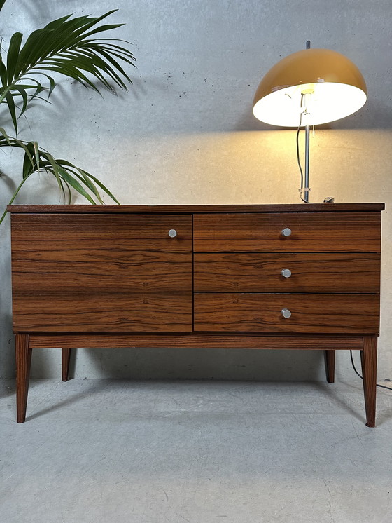 Image 1 of Credenza in noce in stile moderno di metà secolo