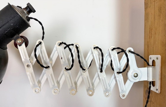 Image 1 of Industriële zwarte geëmailleerde schaarwandlamp, jaren 50