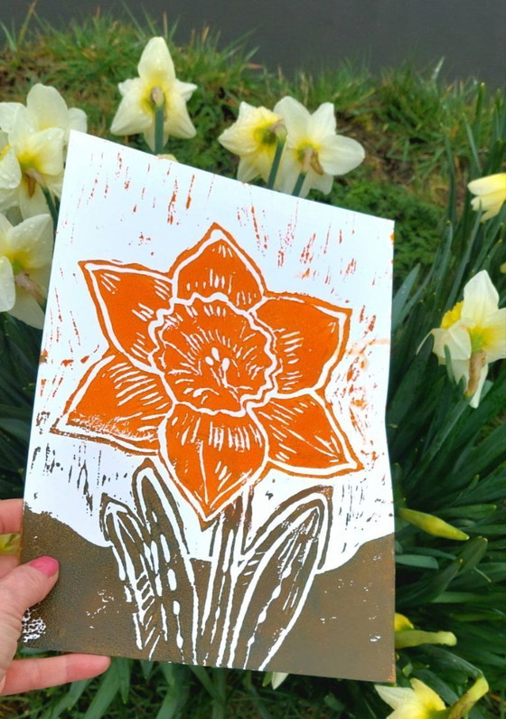 Image 1 of Impresión linográfica de narcisos | Arte mural de flores de primavera | Impresión botánica naranja | A4 hecho a mano
