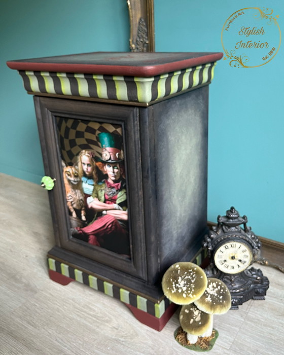 Image 1 of Nachttisch dunkel Alice im Wunderland