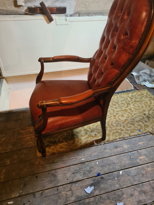 Sillón de cuero con reposabrazos