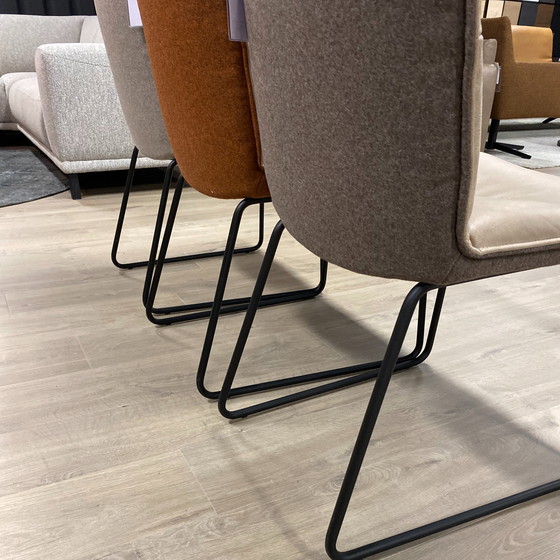 Image 1 of Table de salle à manger Nouvion Yvo Ø130 avec 3 chaises de salle à manger Koinor Essay (ensemble de 3)