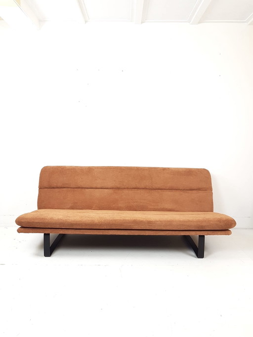 Sofá de tres plazas Artifort Kho Liang Le de estilo vintage, recién tapizado.