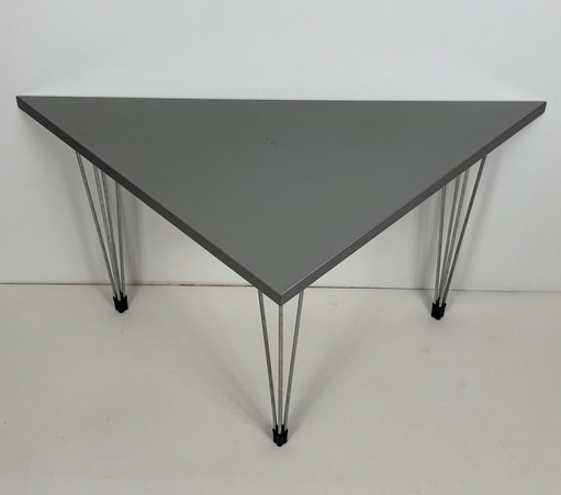 Table d'angle/d'appoint Pin Age grise, design danois, Arne Jacobsen
