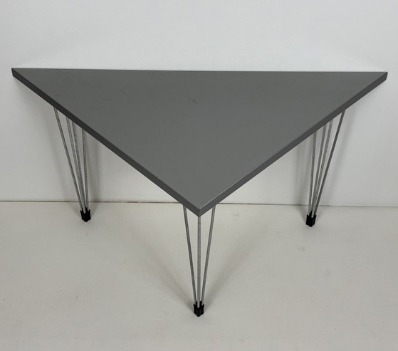 Image 1 of Table d'angle/d'appoint Pin Age grise, design danois, Arne Jacobsen