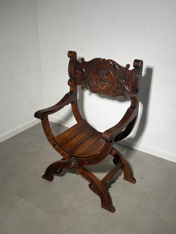 Silla Savonarola antigua de estilo neorrenacentista – Roble tallado a mano – 105 cm – Sillones (photo 2 of 5)