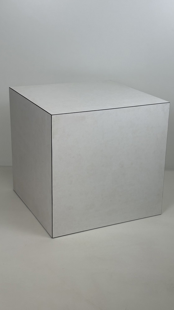 Image 1 of Tavolino/pilastro vintage in marmo da esposizione a forma di cubo