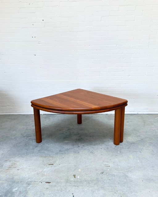 Mesa de centro de teca maciza, atribuida a Dyrlund, Dinamarca, década de 1980.