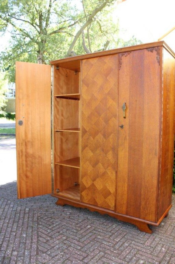 Image 1 of Vintage (50-60) 3-deurs houten kledingkast, 1/3 leg 2/3 hang