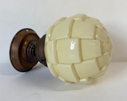 Lámpara colgante Art Déco antigua Thabur 'Alcachofa' color crema con aplique de cobre.