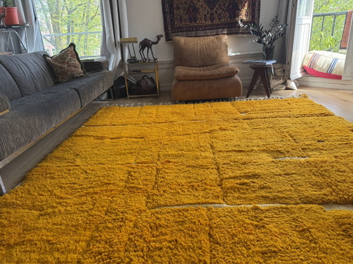 Grand tapis marocain à poils longs orange safran