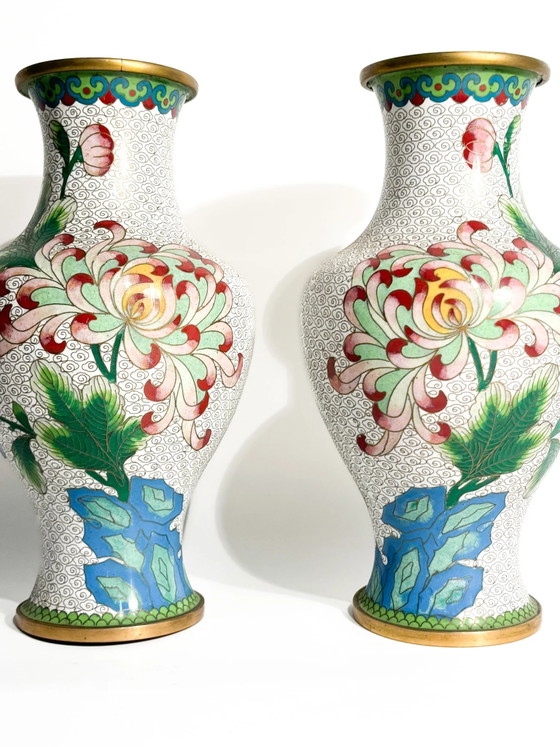 Pair of Chinese Cloisonné Vases with Floral and Hummingbird Motifs, 1950s – Metal (photo 6 of 15)