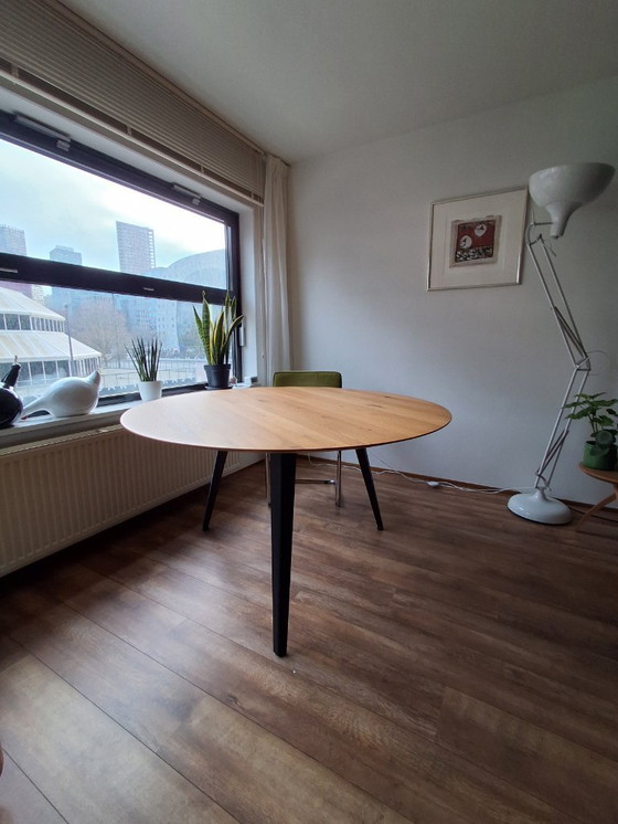 Image 1 of table à manger ronde légère