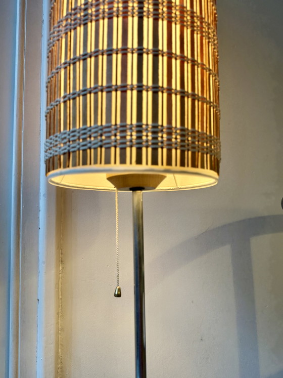 Lámpara de pie de mediados de siglo con pantalla cilíndrica de madera, años 60-70. – Lámparas de pie, Metal (photo 4 of 11)