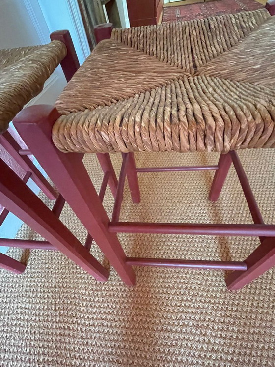 Image 1 of Schöne alte rote Barhocker mit Korbsitzen