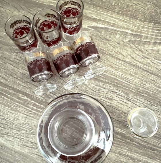 Image 1 of Vintage 7-delige likeurset met bordeauxrode en gouden patronen