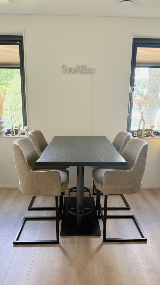 Modern industriële eethoek met beige teddy eetkamerstoelen