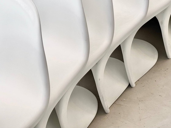 White chairs in the style of the Panton Chair – Space Age, 1970s – Side chairs, Plastic (photo 13 of 15)