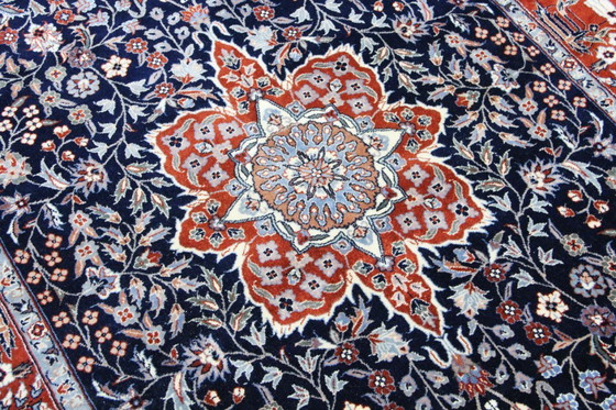 Image 1 of Alfombra antigua original de estilo chino de Isfahán anudada a mano, 203 x 125 cm, en perfecto estado.