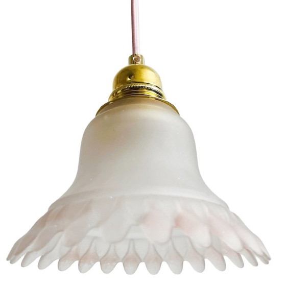 Image 1 of Vintage mat glazen hanglampje bloem wit roze